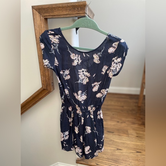 Romper with criss-cross strap back design - Picture 2 of 5